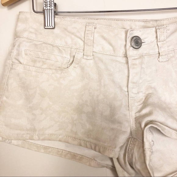 American Eagle Stretch Tan Print Short Shorts Size 2 - Picture 2 of 6